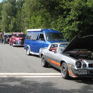 Bazza the Camaro and many other cars waiting to set off on the convoy