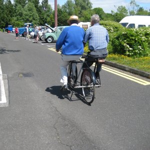 Side by side bicycle