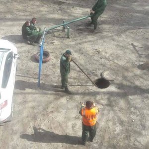 how many guys does it take to change a manhole