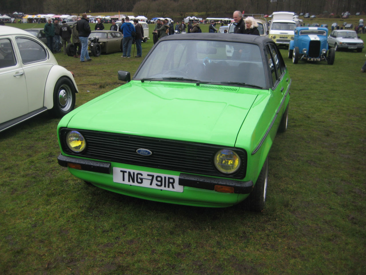 352