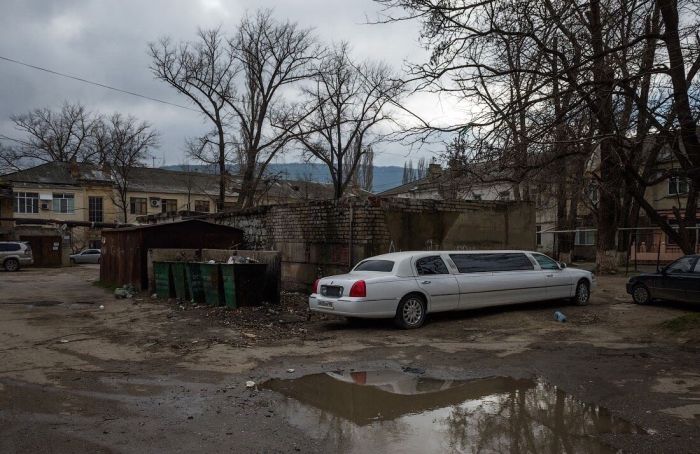 if thats hillarys limo what is she doing there best joke gets featured son