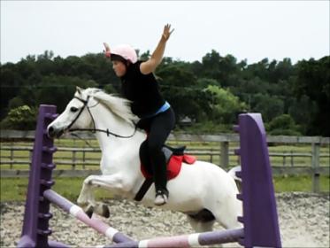 jumping with no hands on the reins